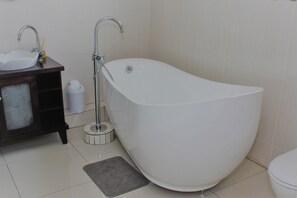 Kombinert dusj/badekar, håndklær og sjampo