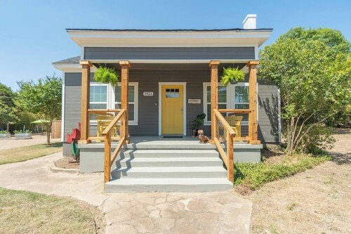 House and Bungalow with Sunny Courtyard
