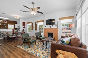 Smart TV, offices - House and Bungalow with Sunny Courtyard (Waco)