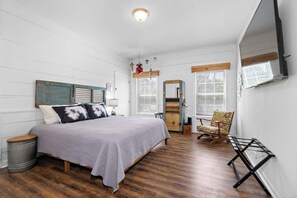 4 bedrooms, iron/ironing board, free WiFi, bed sheets - House and Bungalow with Sunny Courtyard (Waco)