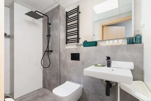 Shower, hair dryer, towels, shampoo