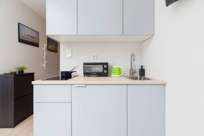 Réfrigérateur, four, plaque de cuisson, bouilloire électrique