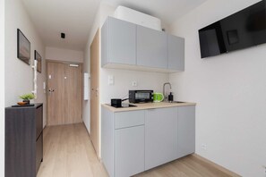 Fridge, oven, stovetop, electric kettle
