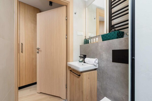 Douche, sèche-cheveux, serviettes fournies