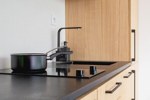 Fridge, microwave, stovetop, cookware/dishes/utensils - Kątowa 10 | Studio Kraków | A/C | Sauna (Kraków)