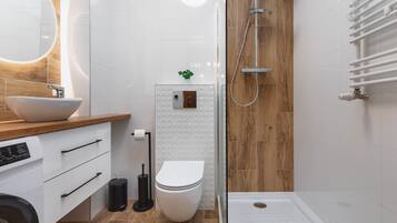 Een douche, een haardroger, handdoeken, shampoo