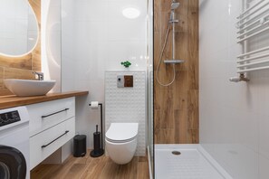 Shower, hair dryer, towels, shampoo