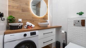 Douche, séchoir à cheveux, serviettes fournies, shampooing