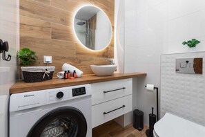 Een douche, een haardroger, handdoeken, shampoo