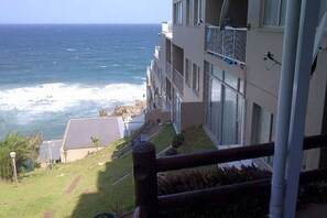 Property grounds - WAKE UP TO THE SOUND OF THE WAVES!1BEDROOM,SLEEPS4.ON THE BEACH (Durban)