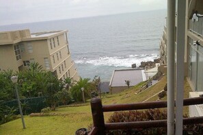 Property grounds - WAKE UP TO THE SOUND OF THE WAVES!1BEDROOM,SLEEPS4.ON THE BEACH (Durban)