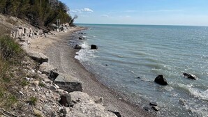 A rocky beach with a clear view of the sea and a forested area. - A Wave from it All, close to Lake Huron & Bayfield (Bayfield)