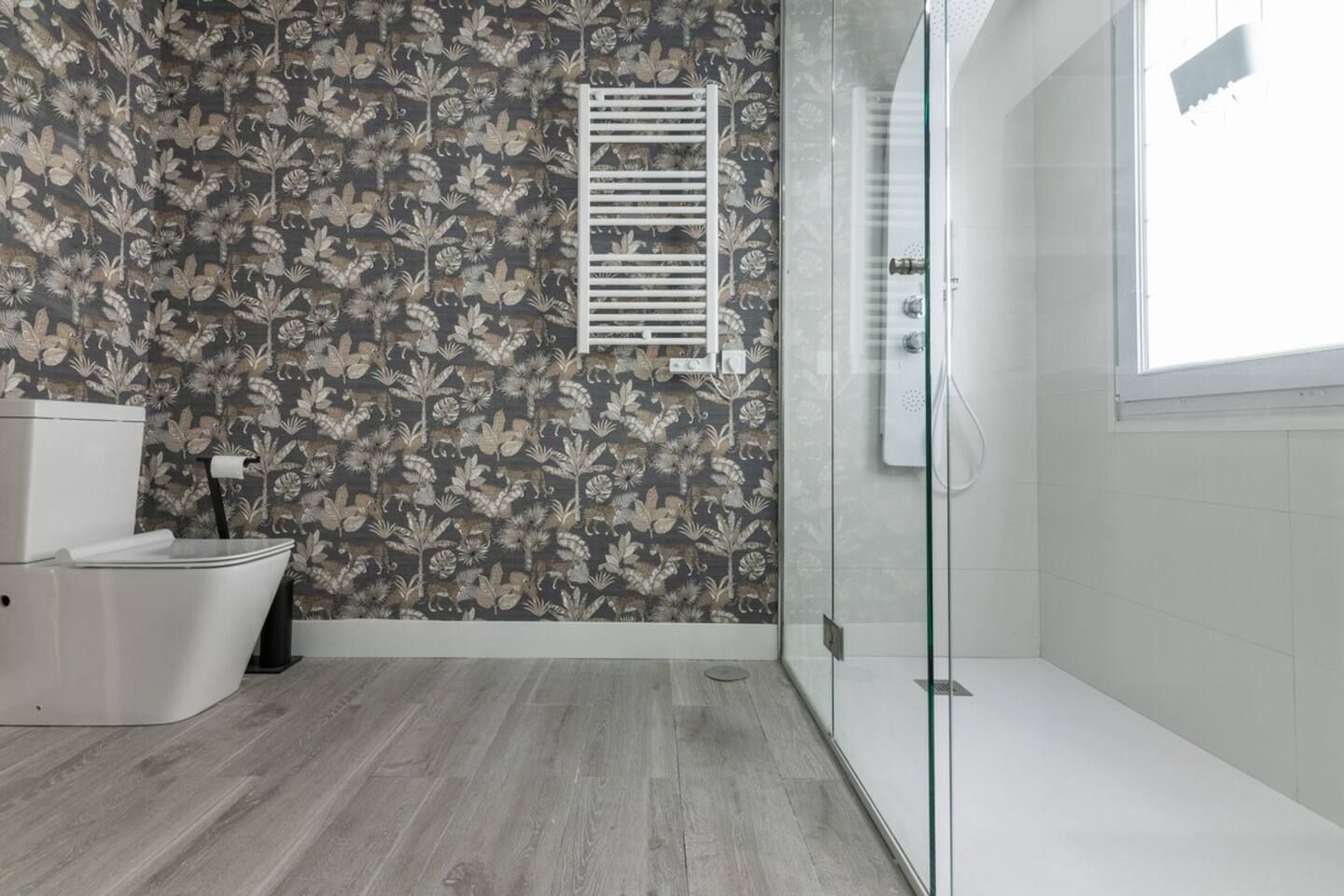 Un baño con ducha, inodoro y lavamanos.