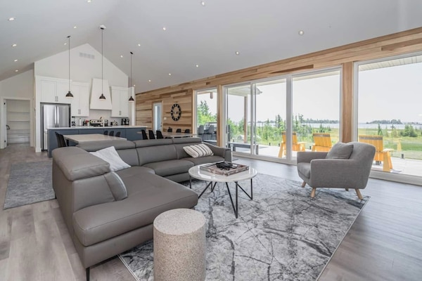 Smart-TV, peis, DVD-spiller og kontorer