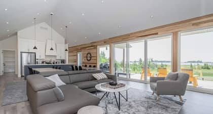 Huronia Luxury: Lakefront Views and Game Room