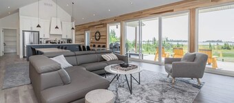 Huronia Luxury: Lakefront Views and Game Room
