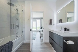 Hair dryer, towels - Huronia Luxury: Lakefront Views and Game Room (Mar)
