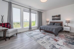 5 bedrooms, iron/ironing board, travel cot, free WiFi - Huronia Luxury: Lakefront Views and Game Room (Mar)