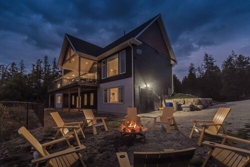 Huronia Luxury: Lakefront Views and Game Room