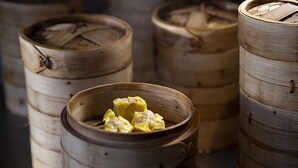 Meerdere bamboestoompottjes met daarin dumplings.