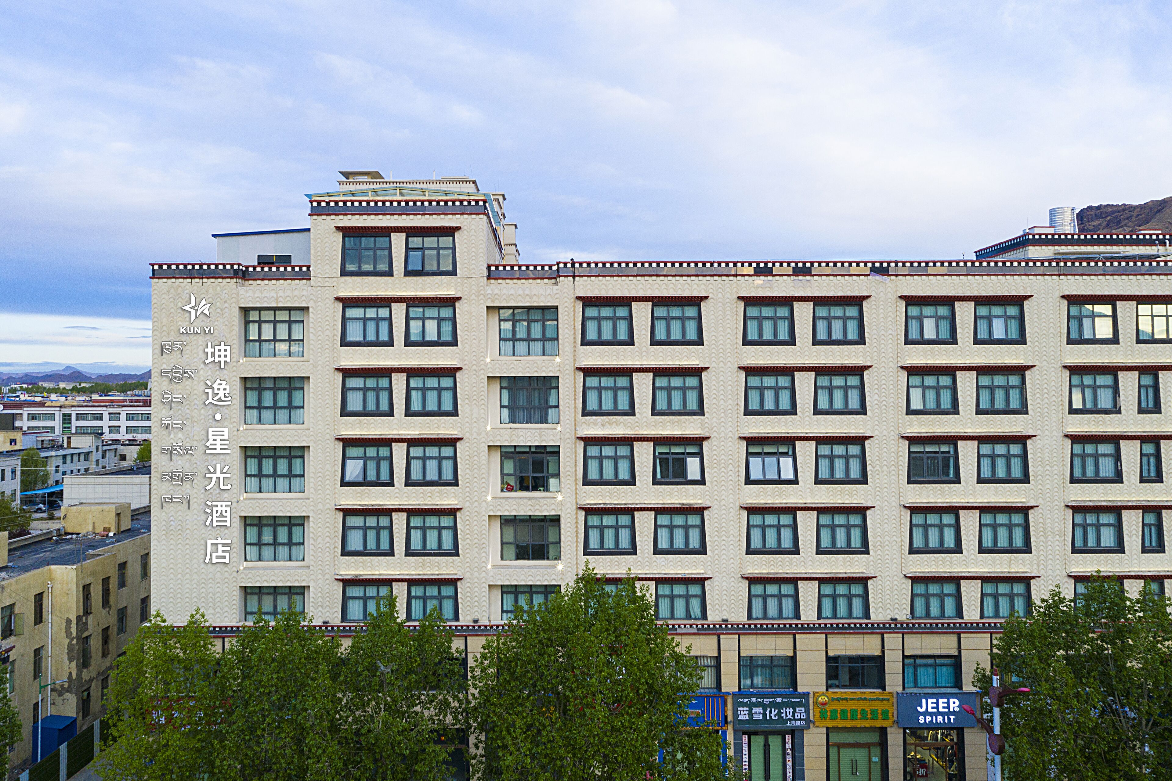 Un hotel de varios pisos con un diseño arquitectónico tradicional, que cuenta con numerosas ventanas y una entrada destacada.