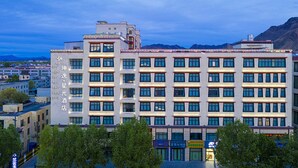 Een hotel met meerdere verdiepingen, met een opvallend bord waarop staat dat het een hotel is.