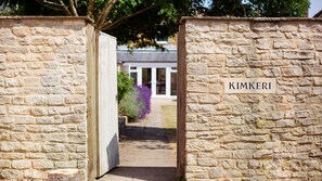 Exterior detail - Kimkeri, Bourton-on-the-Water - sleeps 6 guests  in 3 bedrooms (Bourton-on-the-Water)