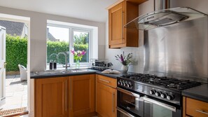Fridge, microwave, oven, stovetop - Kimkeri, Bourton-on-the-Water - sleeps 6 guests  in 3 bedrooms (Bourton-on-the-Water)