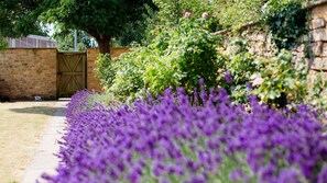 Property grounds - Kimkeri, Bourton-on-the-Water - sleeps 6 guests  in 3 bedrooms (Bourton-on-the-Water)
