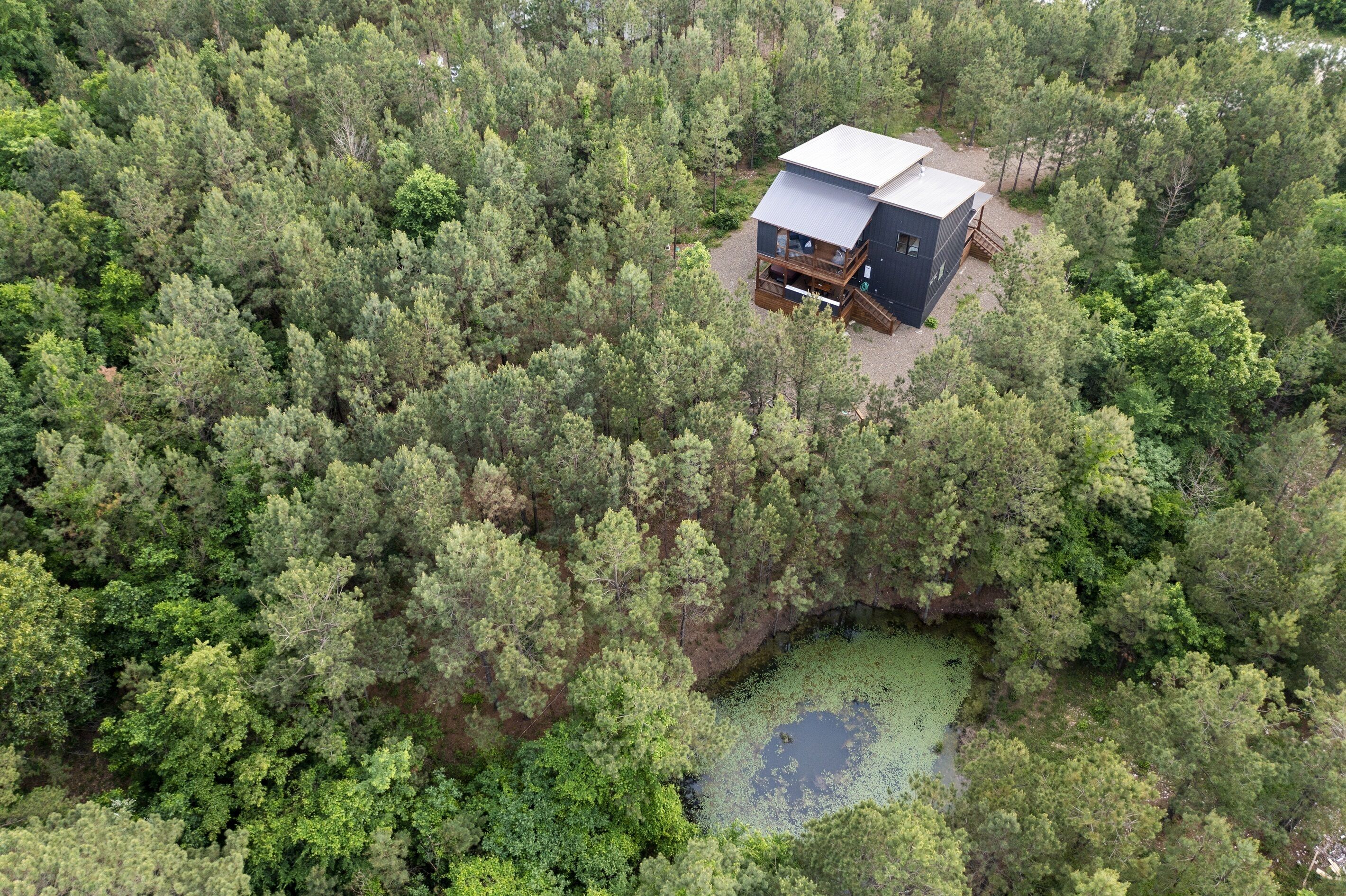 Rustic Cabin w Modern Comfort /Hot Tub/Fire Pit/Decks/Swings/Play Set-Sleeps 10