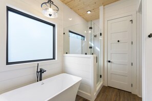 Bathtub, hair dryer, towels, toilet paper - Rustic Cabin w Modern Comfort /Hot Tub/Fire Pit/Decks/Swings/Play Set-Sleeps 10 (Broken Bow)
