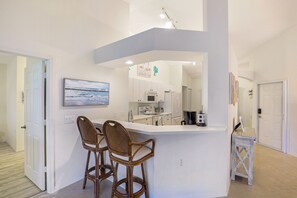 Frigorifero, microonde, piano cottura, lavastoviglie