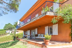 Terrace/patio - Apartment "Illes Medes a el Golfet" with Pool, Garden & Wi-Fi (Palafrugell)