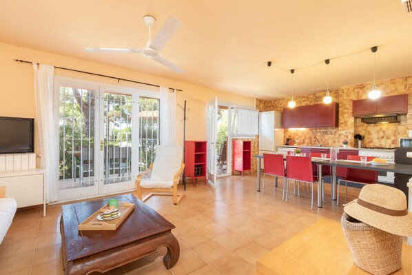 TV - Apartment "Illes Medes a el Golfet" with Pool, Garden & Wi-Fi (Palafrugell)