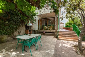 Outdoor dining - Holiday Home 'Can Sebrià' with Mountain View, Pool & Wi-Fi (Gelida)