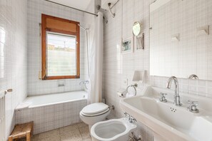 Banyera, assecador de cabells i tovalloles 