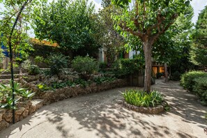 Property grounds - Holiday Home 'Can Sebrià' with Mountain View, Pool & Wi-Fi (Gelida)