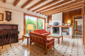 TV, fireplace, DVD player, stereo - Holiday Home 'Can Sebrià' with Mountain View, Pool & Wi-Fi (Gelida)