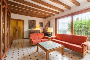TV, fireplace, DVD player, stereo - Holiday Home 'Can Sebrià' with Mountain View, Pool & Wi-Fi (Gelida)