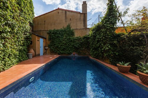 Maison de vacances 'Can Sebrià' avec vue sur les montagnes, piscine et Wi-Fi.
