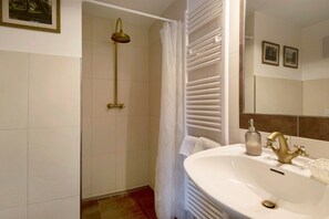 Shower, free toiletries, hair dryer, towels - Historic Holiday Apartment Huber Stube with Mountain View, Balcony and Wi-Fi (Lajen)