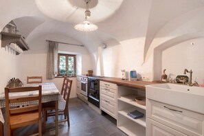 Fridge, oven, stovetop, dishwasher - Historic Holiday Apartment Huber Stube with Mountain View, Balcony and Wi-Fi (Lajen)