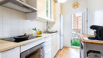 Coffee/tea maker, fridge, microwave, stovetop