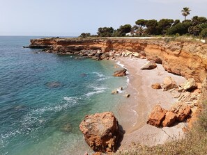 Beach - Holiday Apartment Caracola with Balcony, Covered Terrace & Wi-Fi (Vinaròs)