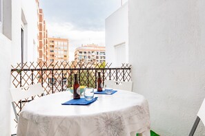 Outdoor dining - Holiday Apartment Caracola with Balcony, Covered Terrace & Wi-Fi (Vinaròs)