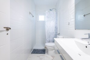 Shower, towels - Holiday Apartment Caracola with Balcony, Covered Terrace & Wi-Fi (Vinaròs)