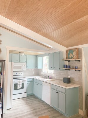 Kjøleskap, mikrobølgeovn, ovn og kokeplater