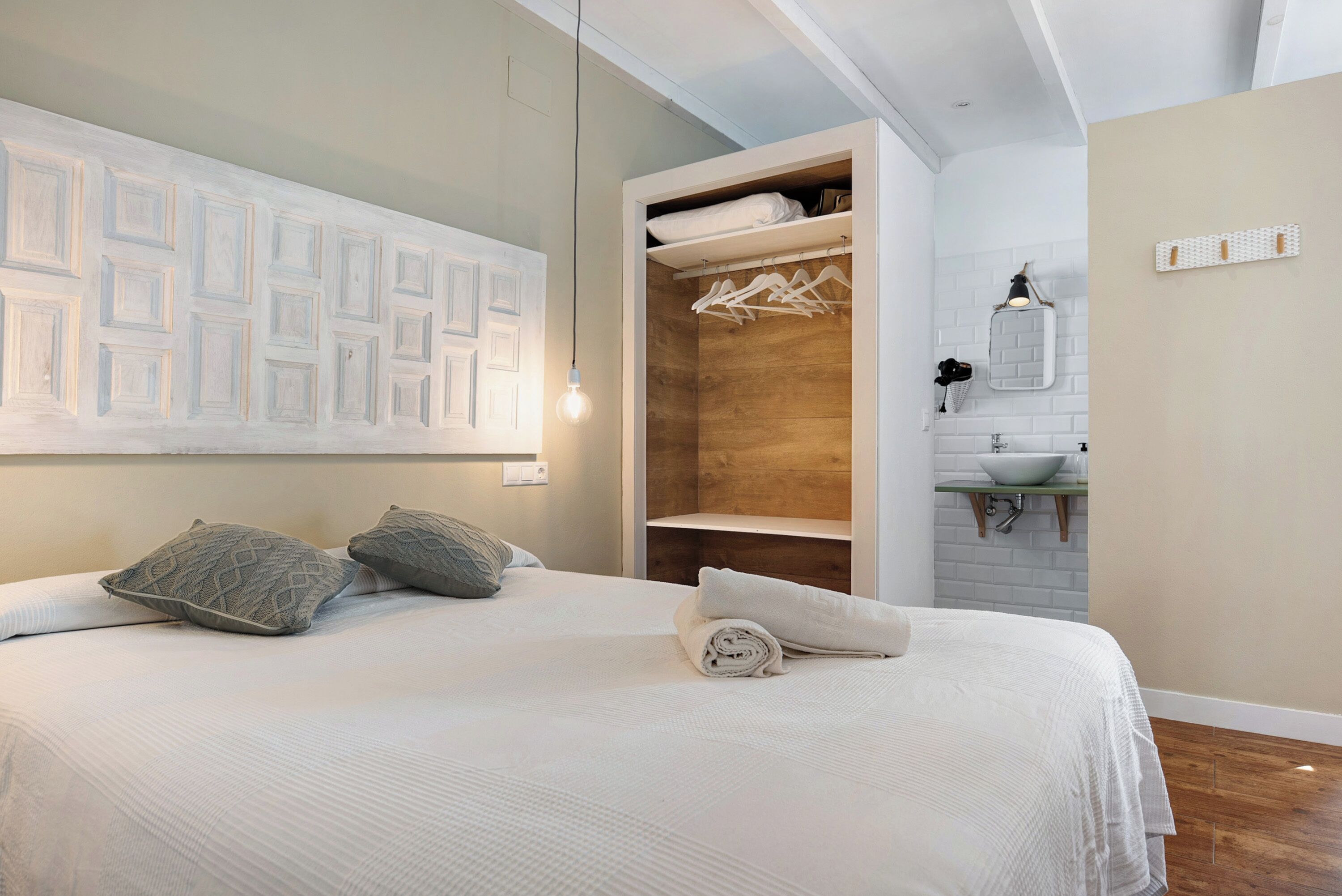 Een strijkplank/strijkijzer, gratis wifi, beddengoed