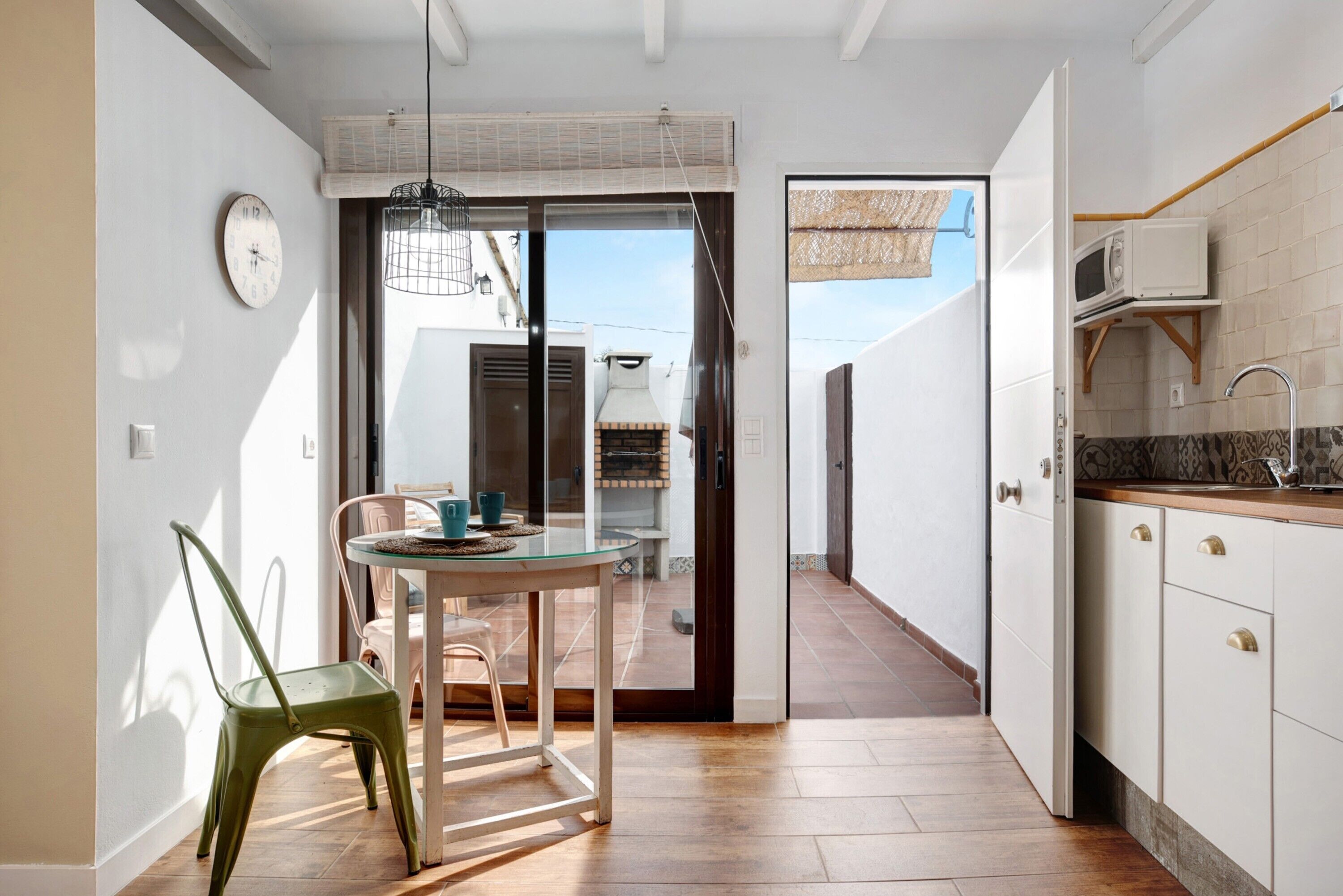 Kühlschrank, Mikrowelle, Herdplatte, Wasserkocher mit Kaffee-/Teezubehör