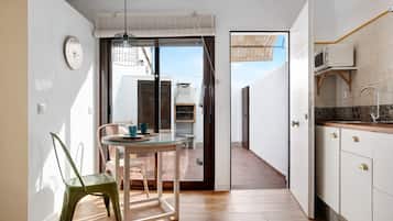 Een koelkast, een magnetron, een kookplaat